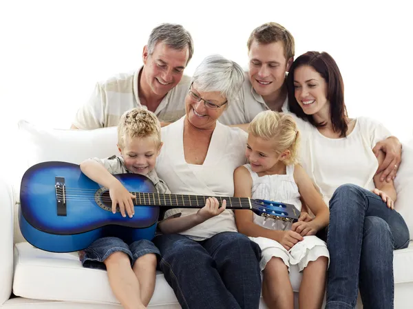Szczęśliwą rodzinę, gra na gitarze w domu — Zdjęcie stockowe