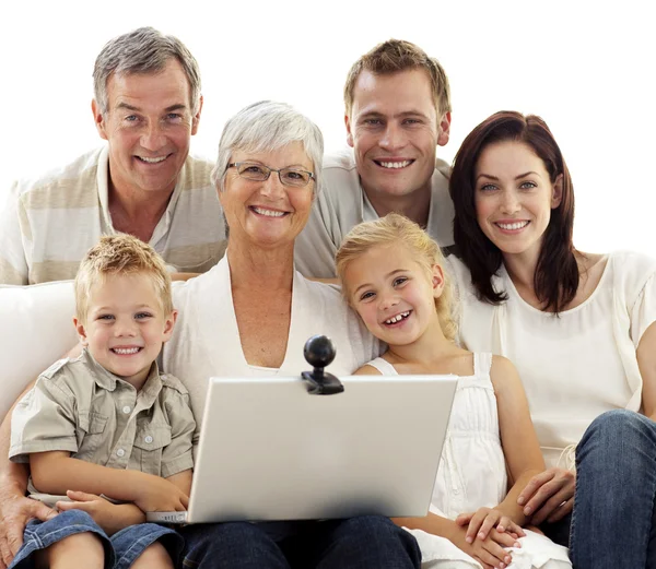 Ευτυχισμένη οικογένεια χρησιμοποιώντας ένα φορητό υπολογιστή στο σπίτι — Φωτογραφία Αρχείου