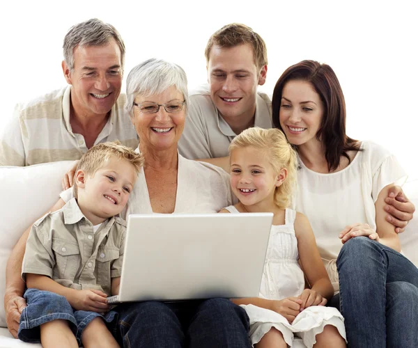 幸福的家庭在客厅里使用一台笔记本电脑 — 图库照片