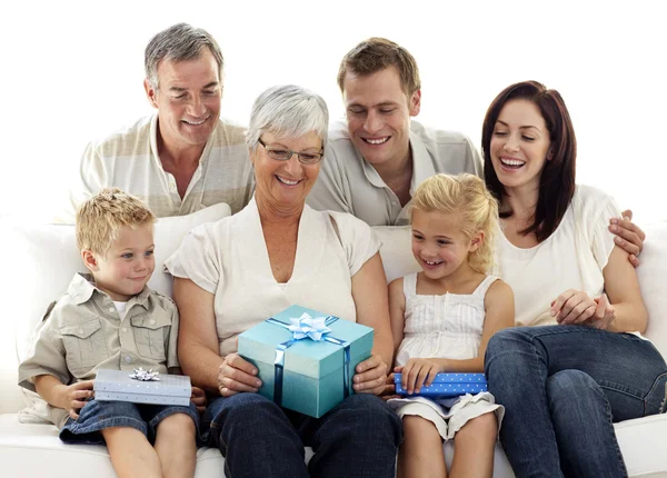 Familie geven een geschenk aan grootmoeder — Stockfoto