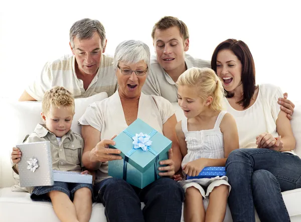 Familie openen presenteert in oma's verjaardag — Stockfoto