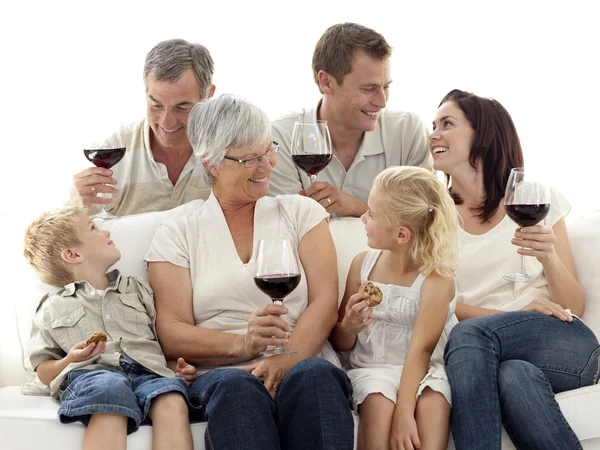 Família tendo uma celebração com vinho e comer biscoitos — Fotografia de Stock
