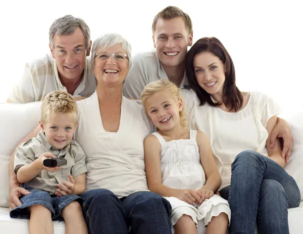 Família feliz assistindo televisão na sala de estar — Fotografia de Stock