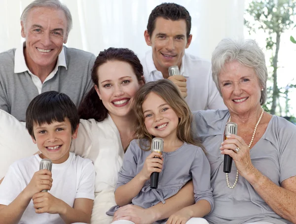 Porträtt av familj sjunger i vardagsrummet — Stockfoto