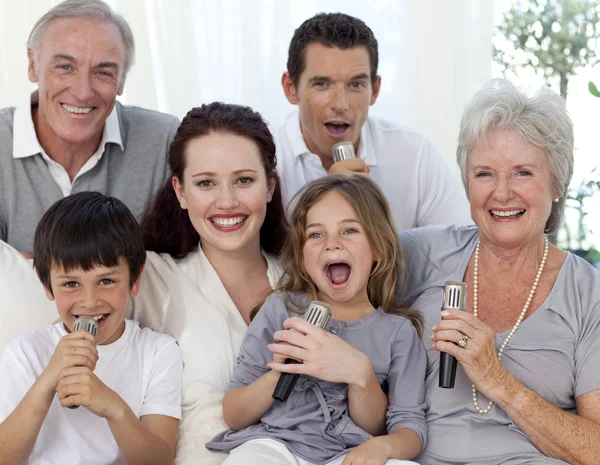 Familjen sjunga karaoke hemma — Stockfoto