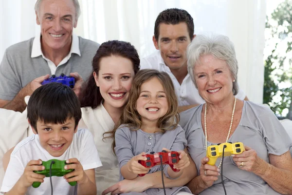 Бабушка и дедушка, родители и дети играют в видеоигры — стоковое фото