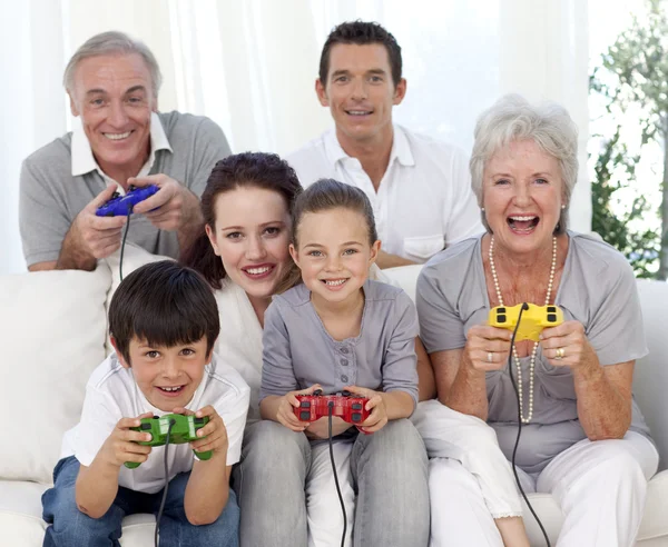 Familia jugando videojuegos en casa —  Fotos de Stock