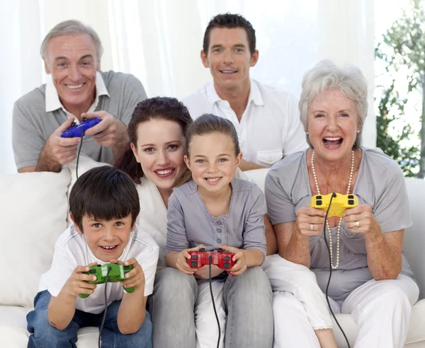 Famille jouer à des jeux vidéo à la maison — Photo