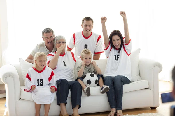 Szczęśliwa rodzina oglądać mecz w telewizji piłki nożnej — Zdjęcie stockowe