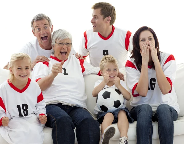 가족 축구 텔레비전에서 경기를 보고 — 스톡 사진