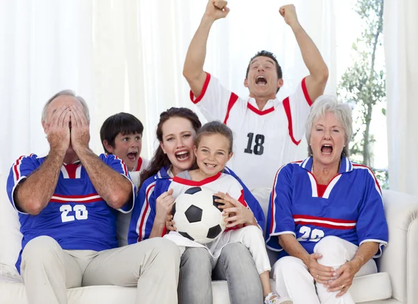 Bir futbol maçı televizyonda izlerken aile — Stok fotoğraf