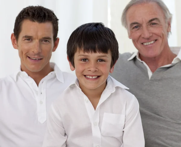 Uśmiechający się syn, ojciec i dziadek — Zdjęcie stockowe