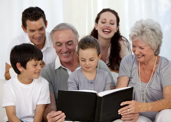 Οικογένεια κοιτάζοντας μια φωτογραφία λεύκωμα — Stockfoto