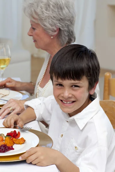 Podobizna chlapce na večeři s rodinou — Stock fotografie