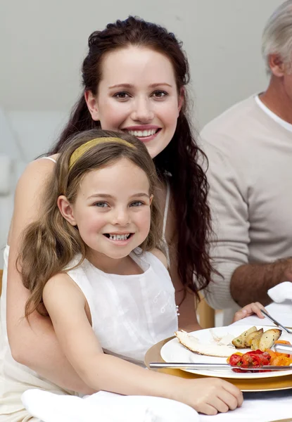 Mãe e filha jantando com sua família — Fotografia de Stock