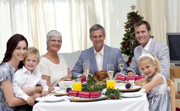 Aile Noel yemeğini kutluyor. — Stok fotoğraf