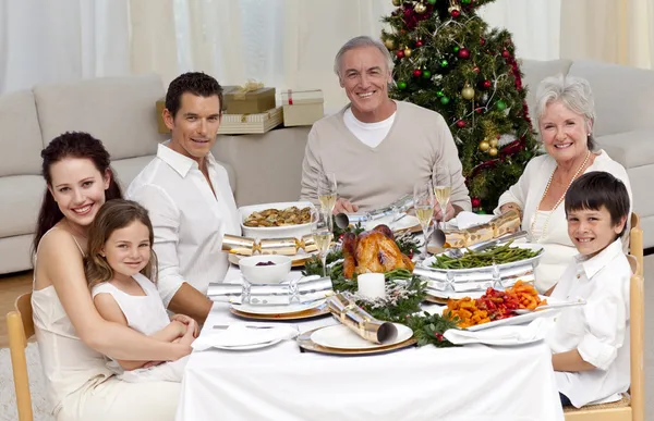 Οικογένεια γιορτάζει τα Χριστούγεννα δείπνο — Φωτογραφία Αρχείου