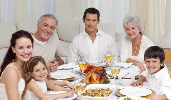 Семья ужинает вместе дома — стоковое фото