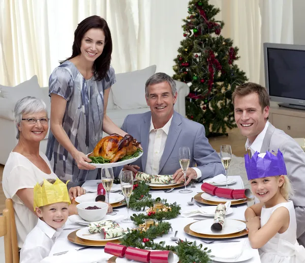Οικογένεια γιορτάζει τα Χριστούγεννα δείπνο με γαλοπούλα — Φωτογραφία Αρχείου