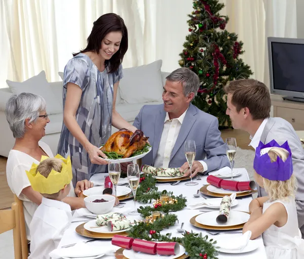 Gelukkige familie vieren kerstdiner met Turkije — Stockfoto