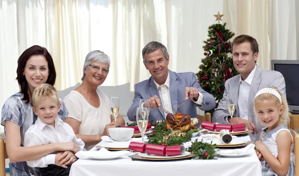 Rodina jíst krocana v Štědrovečerní večeře — Stock fotografie