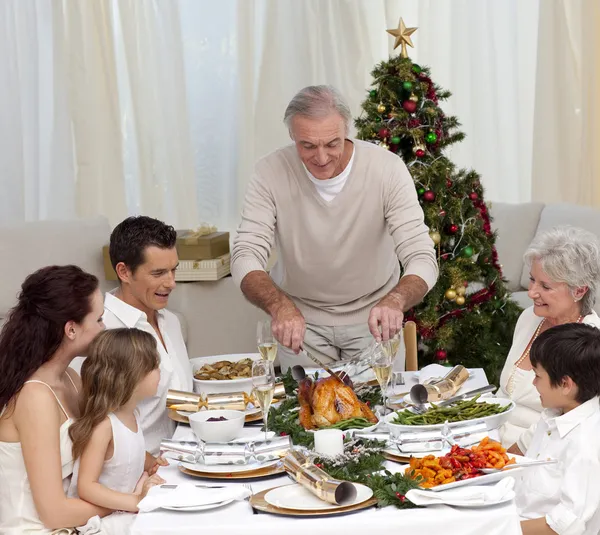 Familia teniendo cena de Navidad comiendo pavo —  Fotos de Stock