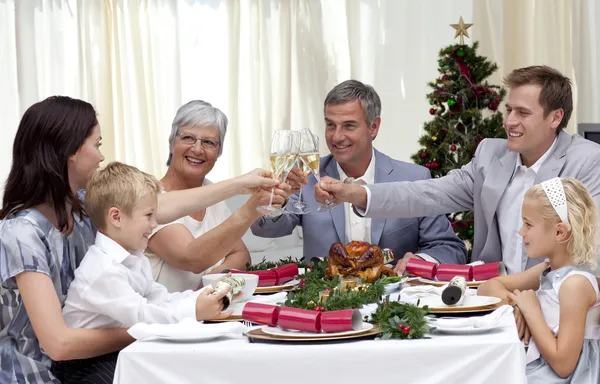 Famiglia che beve un brindisi in una cena di Natale — Foto Stock