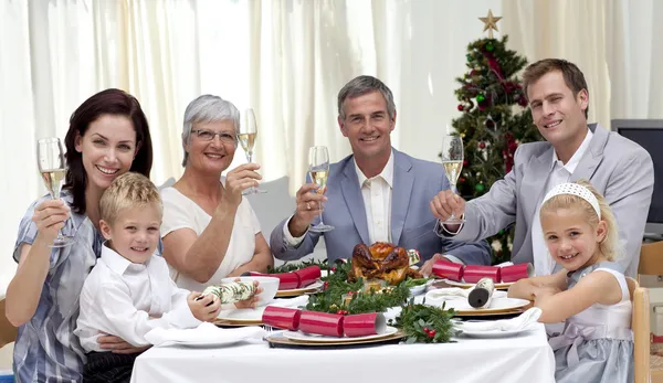 Familie tusting in einem Weihnachtsessen mit Weißwein — Stockfoto