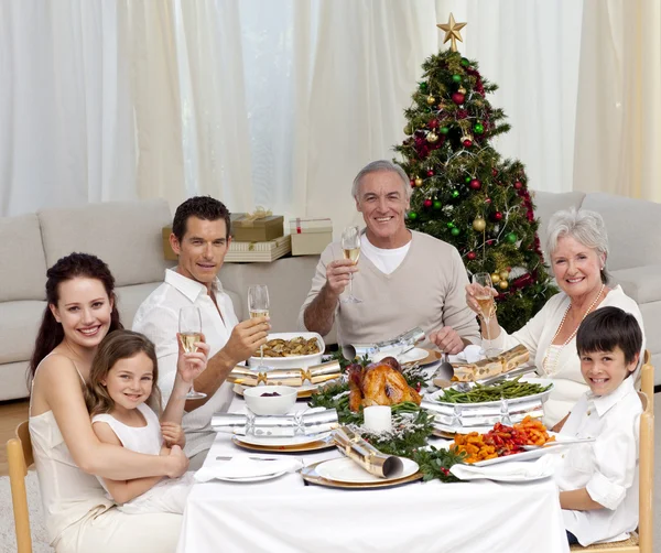 Rodzina tusting z białego wina w świąteczny obiad — Zdjęcie stockowe