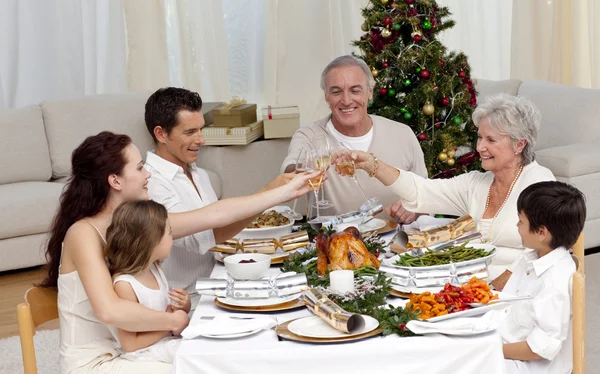 Família tusting em um jantar de Natal — Fotografia de Stock