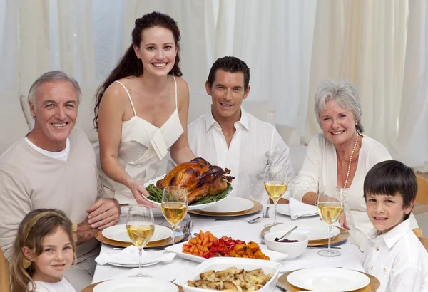Rodina jíst krocana v večeře — Stock fotografie