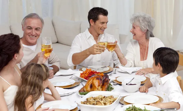 Padres y abuelos rebosando de vino en una cena — Foto de Stock
