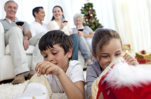 Barn som letar efter presenter i julstövlar — Stockfoto