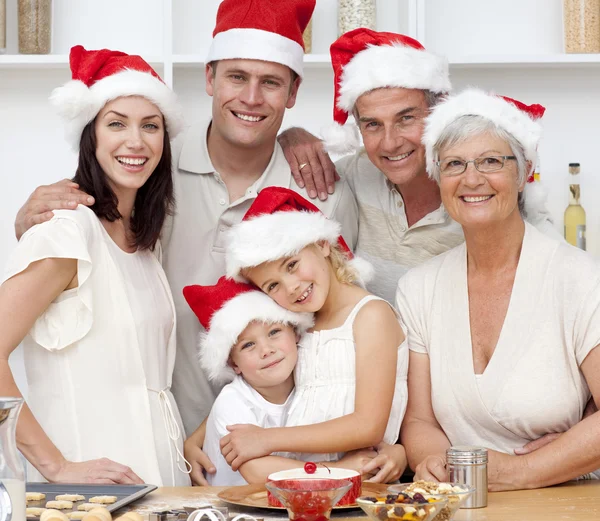 Familia sonriente horneando pasteles de Navidad — Foto de Stock