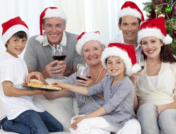 Szczęśliwą rodzinę w czasie świąt Bożego Narodzenia — Zdjęcie stockowe