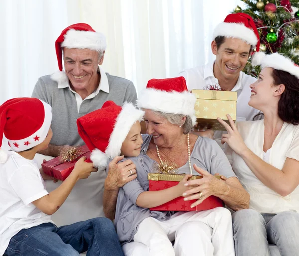Lycklig familj i juletid — Stockfoto