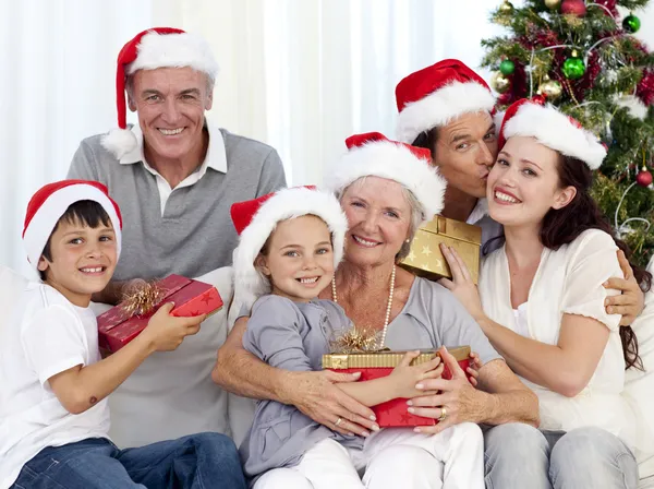 Familjens öppnande julklappar hemma — Stockfoto