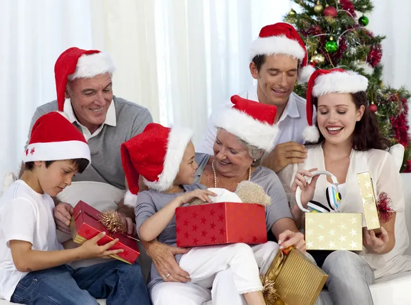 Familjens öppnande julklappar hemma — Stockfoto