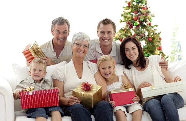 Rodina drží doma vánoční dárky — Stock fotografie