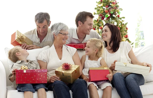 Família dando presentes para o Natal — Fotografia de Stock