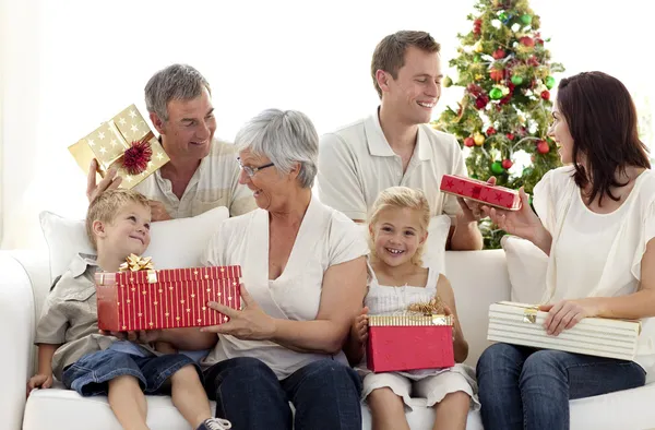 Familie openen de giften van Kerstmis thuis — Stockfoto
