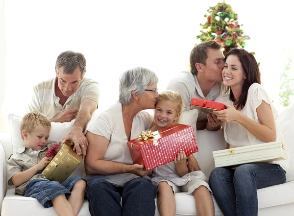 Familjen ger presenter till jul — Stockfoto