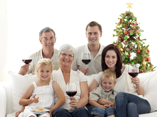 Beber vino en familia y comer dulces en Navidad — Foto de Stock