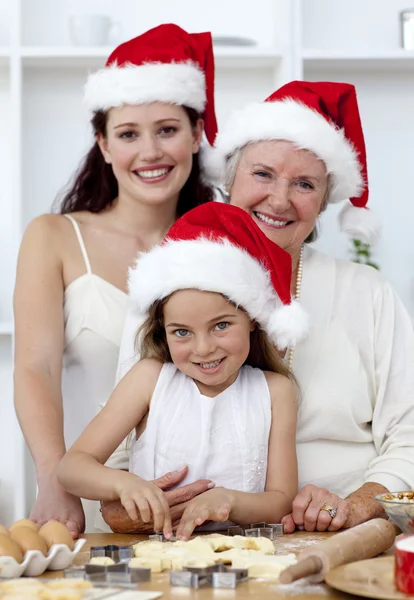 Дочка, мати і бабуся випікають різдвяні торти — стокове фото