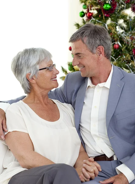 Äldre par i kärlek i jul — Stockfoto