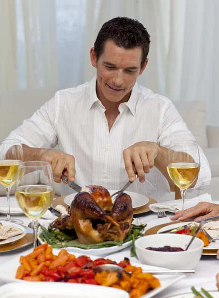 Ελκυστική άνθρωπος τρώει γαλοπούλα σε χριστουγεννιάτικο δείπνο — Φωτογραφία Αρχείου