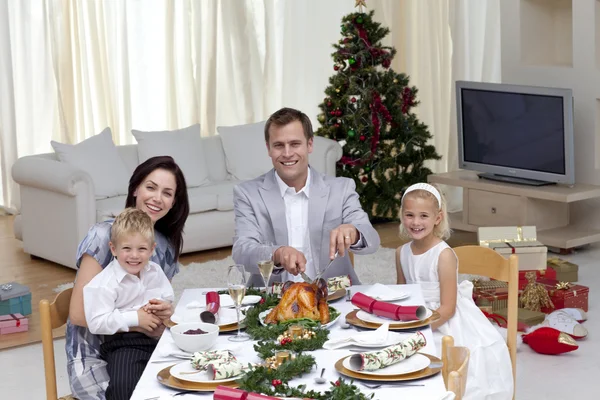 Familie feiert Weihnachtsessen mit Truthahn — Stockfoto