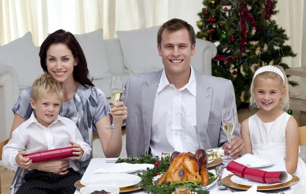 Padres brindando con champán en la cena de Navidad — Foto de Stock