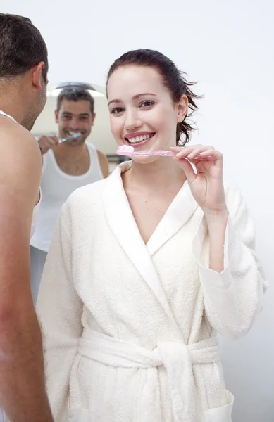 Donna e uomo si puliscono i denti in bagno — Foto Stock