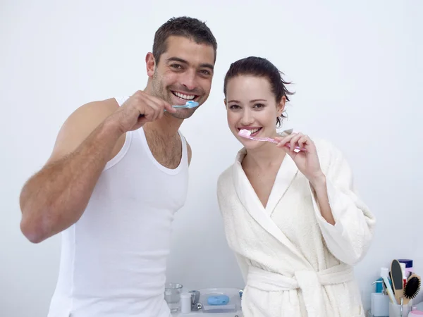 Pár čištění zuby v koupelně — Stock fotografie